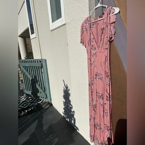 Lulus floral dress comes with belt